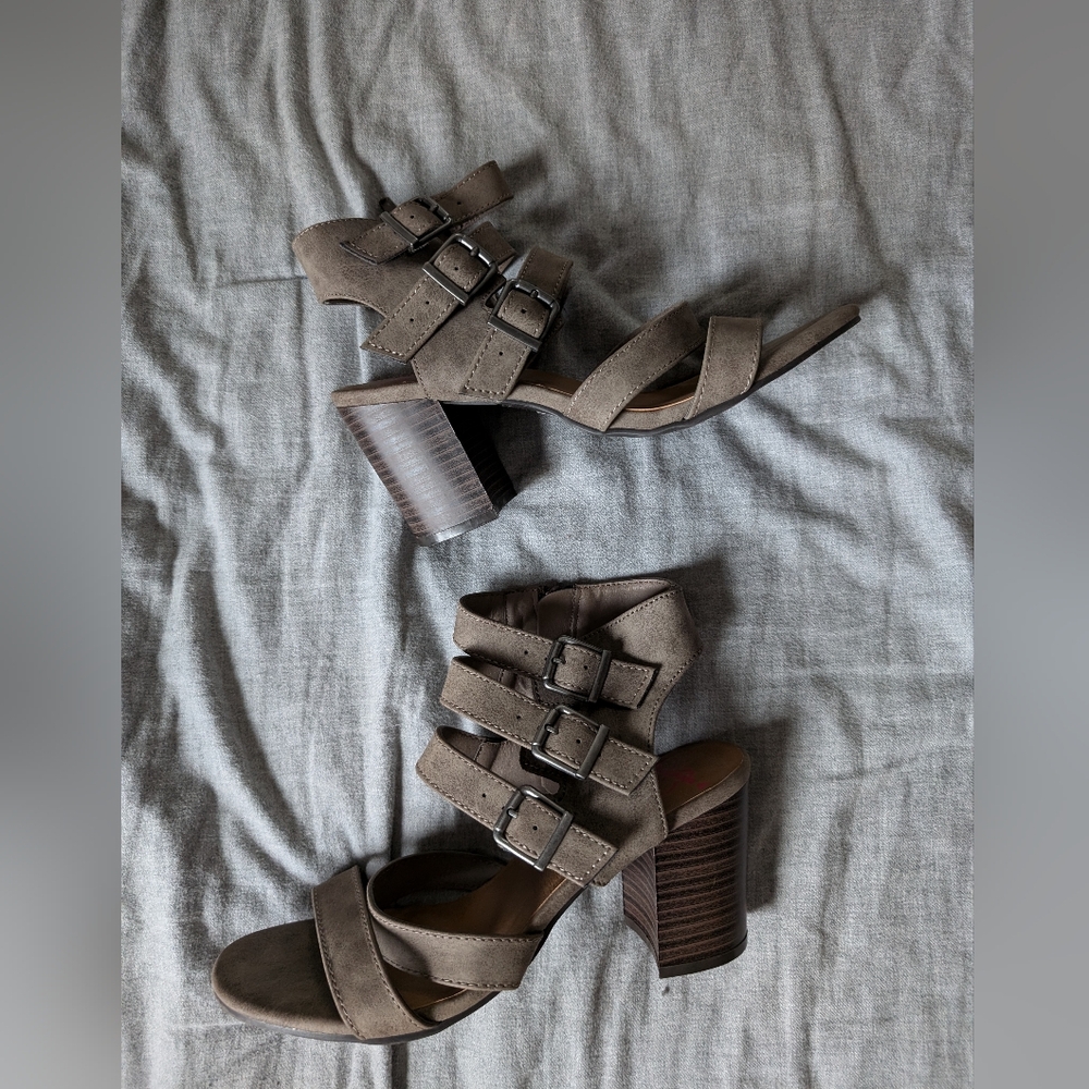 Jellypop‎  Hilario heeled sandals sz 8.5
